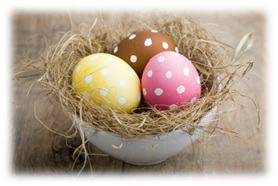 Великденски яйца в кошничка с декоративна слама