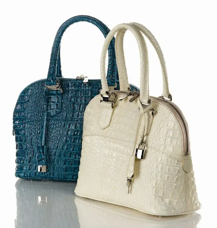 Бяла и синя чанта тип куфарче