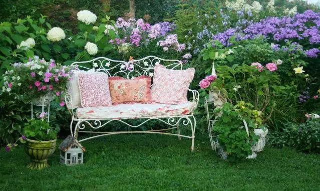 Релаксирайте сред зеенината на градината в удобна пейка.