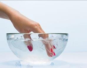 Сушене на лака за нокти в студена вода