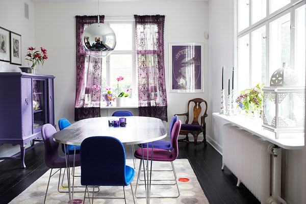 Стая с лилави елементи